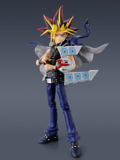 Yu-Gi-Oh! S.H.Figuarts Actionfigur Yami Yugi 16 cm – Signierte Verpackung (DE Synchronsprecher Konrad Bösherz)