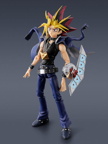 Yu-Gi-Oh! S.H.Figuarts Actionfigur Yami Yugi 16 cm – Signierte Verpackung (DE Synchronsprecher Konrad Bösherz)